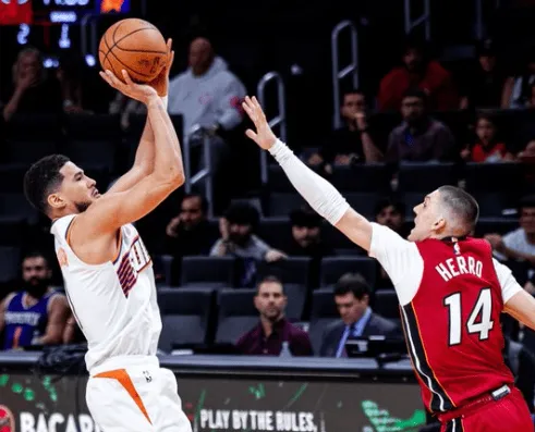 宝彩网-伤病退散！布克末节带伤出战，全场19中6得到24分9篮板9助攻